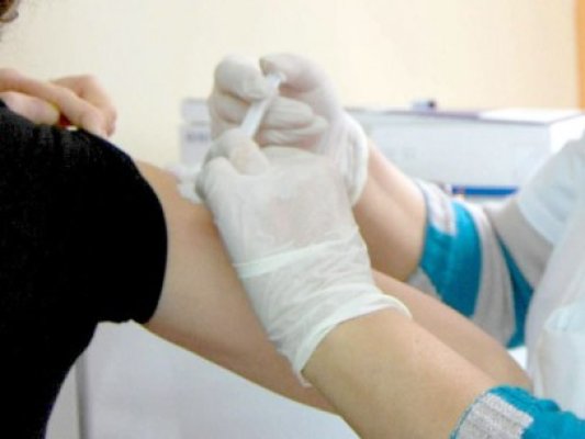 O elevă a ajuns la spital, după ce i-a făcut vaccin femeia de serviciu